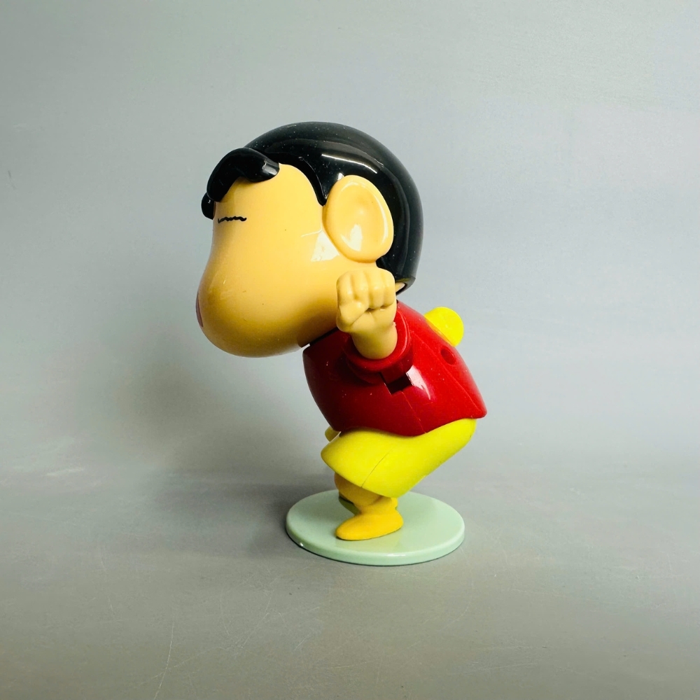mô hình shin bút chì áo đỏ quần vàng lắc mông - cao : 10cm - figure shin - hộp màu