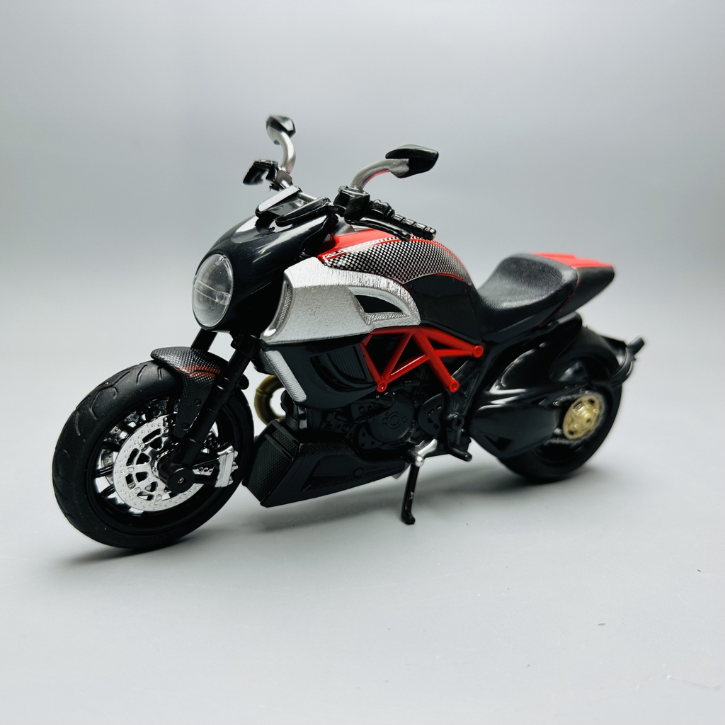 Mô Hình Xe Ducati Diavel V4 xám đen 1:12 Hợp kim - Có tiếng - đèn pha sáng - Dài 18cm - rộng 6cm - cao 10cm - nặng ~ 700gram - FULL BOX : box màu SKU : oto153