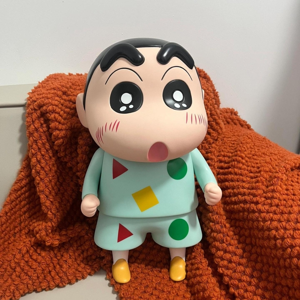 Mô Hình Shin bút chì áo xanh hoạ tiết bản to - Phụ Kiện : Đế - Cao 40cm - nặng 1500gram- Figure Cậu Bé Bút Chì - bọc túi OPP - Hộp Carton - K12-T4-S1