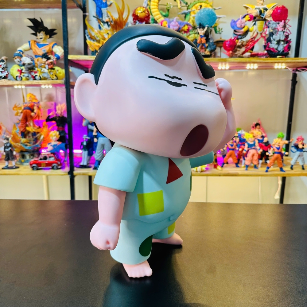 Mô Hình Shin bút chì áo xanh gãi đầu bản to - Phụ Kiện : Đế - Cao 40cm - nặng 1500gram - Figure Cậu Bé Bút Chì - bọc túi OPP - Hộp Carton K12-T4-S2