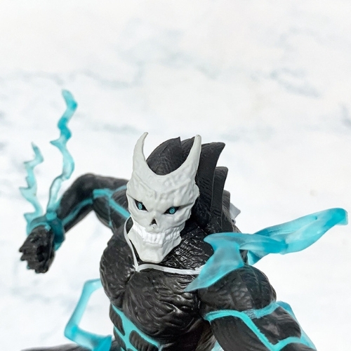 Mô hinh kaiju số 8 trạng thái chiến đấu . Cao 14,5cm , nặng 176gram - No box - K61-T2-S7