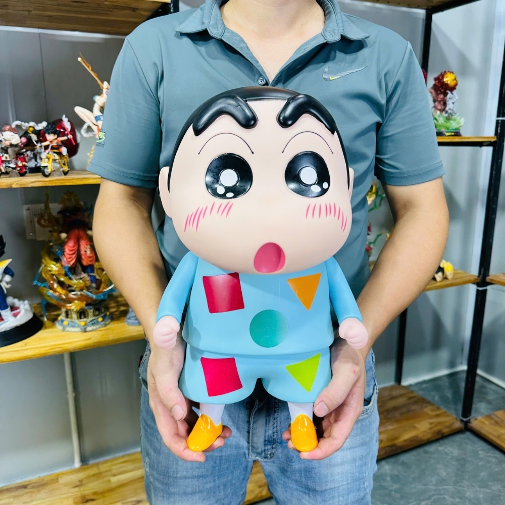 Mô Hình Shin bút chì áo xanh hoạ tiết bản to - Phụ Kiện : Đế - Cao 40cm - nặng 1500gram- Figure Cậu Bé Bút Chì - bọc túi OPP - Hộp Carton - K12-T4-S1