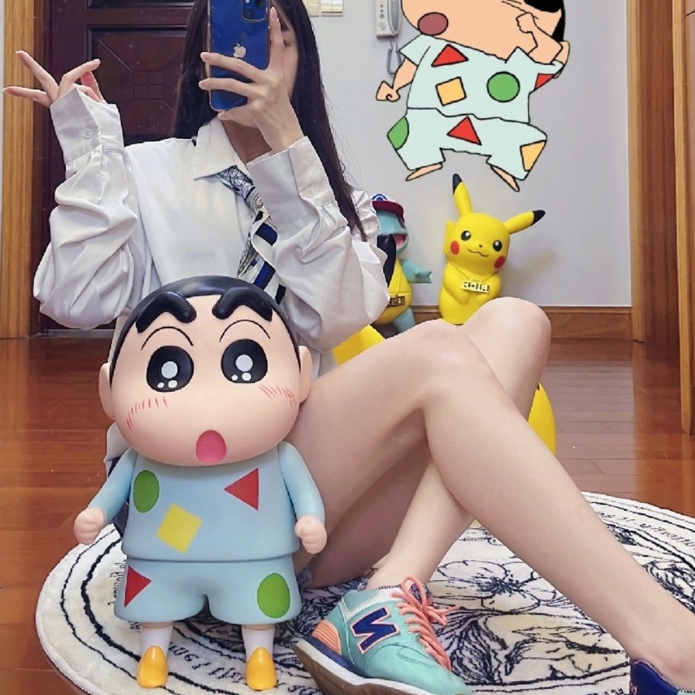 Mô Hình Shin bút chì áo xanh hoạ tiết bản to - Phụ Kiện : Đế - Cao 40cm - nặng 1500gram- Figure Cậu Bé Bút Chì - bọc túi OPP - Hộp Carton - K12-T4-S1