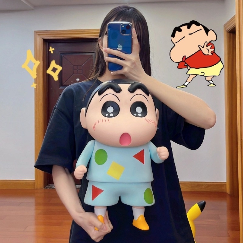 Mô Hình Shin bút chì áo xanh hoạ tiết bản to - Phụ Kiện : Đế - Cao 40cm - nặng 1500gram- Figure Cậu Bé Bút Chì - bọc túi OPP - Hộp Carton - K12-T4-S1