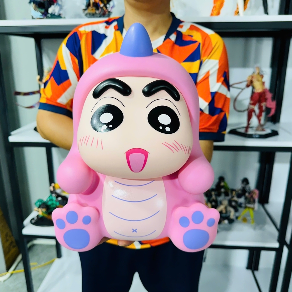 Mô Hình Em bé Trai cosplay Khủng Long Hồng - Cao 30.5cm - nặng 1500gram - Figure Cậu Bé Bút Chì - Hộp Màu - (VAT 002-05-200) - K25-T4-S1