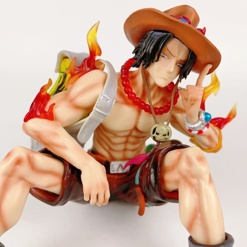 Mô Hình OnePiece Ace dáng ngồi dơ ngón tay - Phụ kiện : bảng tên - Cao 13cm - Nặng 400gram - Figure anime One Piece - bọc túi OPP hộp màu - N1-K41-T4-S3