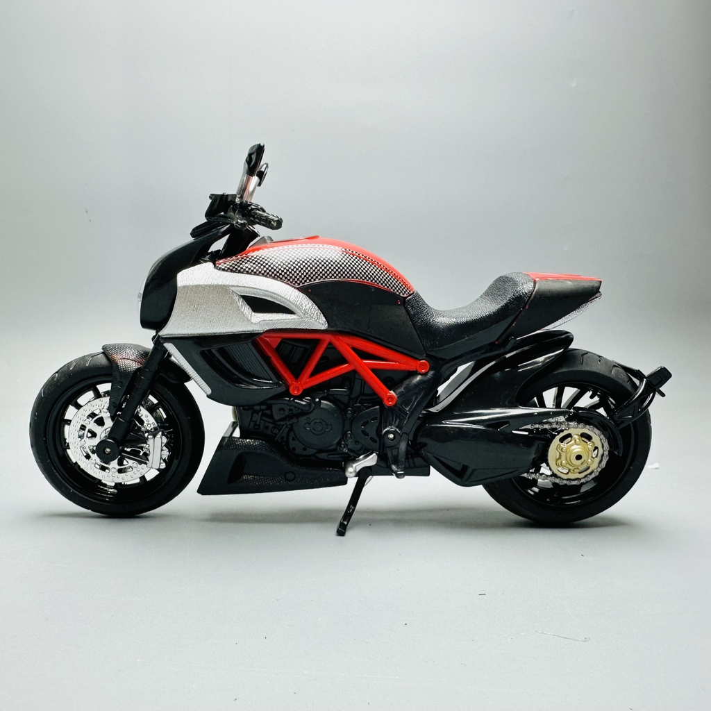 Mô Hình Xe Ducati Diavel V4 xám đen 1:12 Hợp kim - Có tiếng - đèn pha sáng - Dài 18cm - rộng 6cm - cao 10cm - nặng ~ 700gram - FULL BOX : box màu SKU : oto153