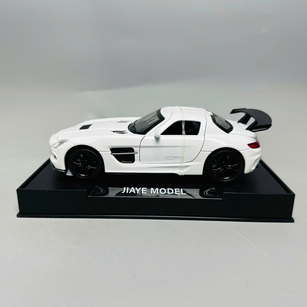 Mô Hình xe mẹc amg trắng tỉ lệ 1:32 Hợp kim có thể mở cửa - bánh sau chạy cót - Dài 15cm - rộng 7cm - cao 4.5cm - nặng : 400gram - FULL BOX : box màu SKU : oto304 n3-k2-t5-s1
