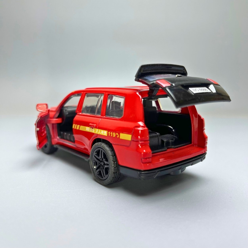 Mô Hình xe cứu thương lencuircer 570 màu đỏ  - tỉ lệ 1:36 Hợp kim có thể mở cửa - bánh sau chạy cót - Có tiếng - đèn pha sáng - Dài 12cm - rộng 5cm - cao 4cm - nặng : 200gram - FULL BOX : box màu