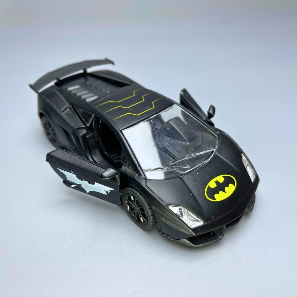 Mô Hình xe Lamborghini Batman - tỉ lệ 1:36 Hợp kim có thể mở cửa - bánh sau chạy cót - Có tiếng - đèn pha sáng - Dài 12cm - rộng 5cm - cao 3cm - nặng : 180gram - FULL BOX : box màu