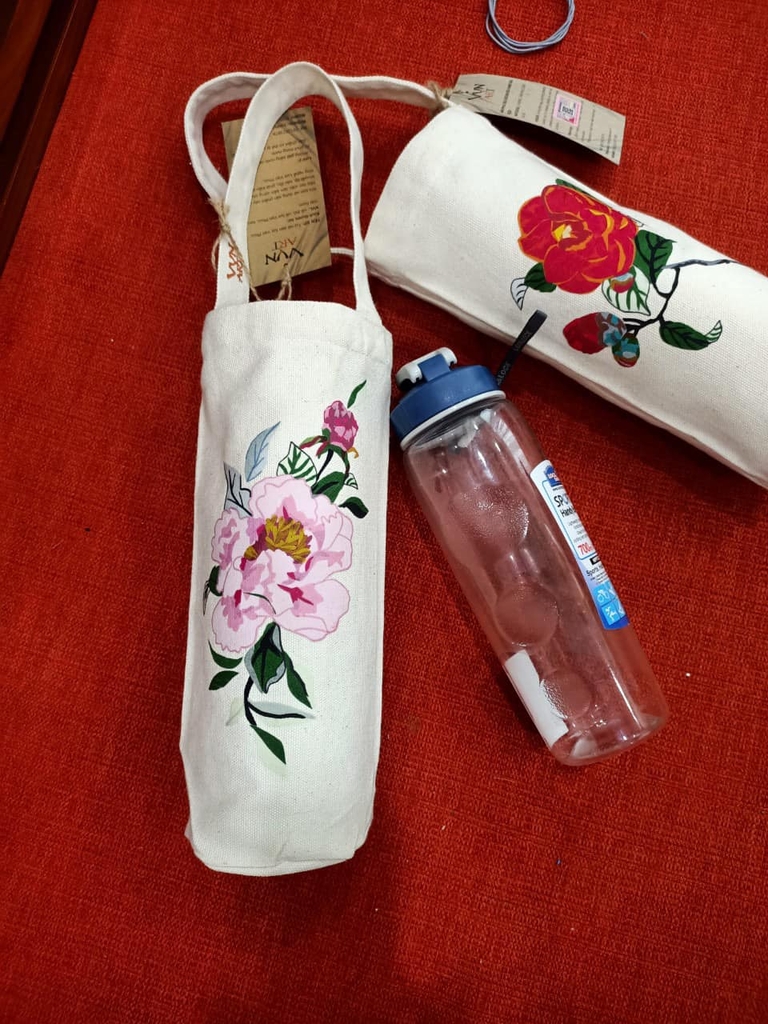 Túi đựng chai nước hình hoa
