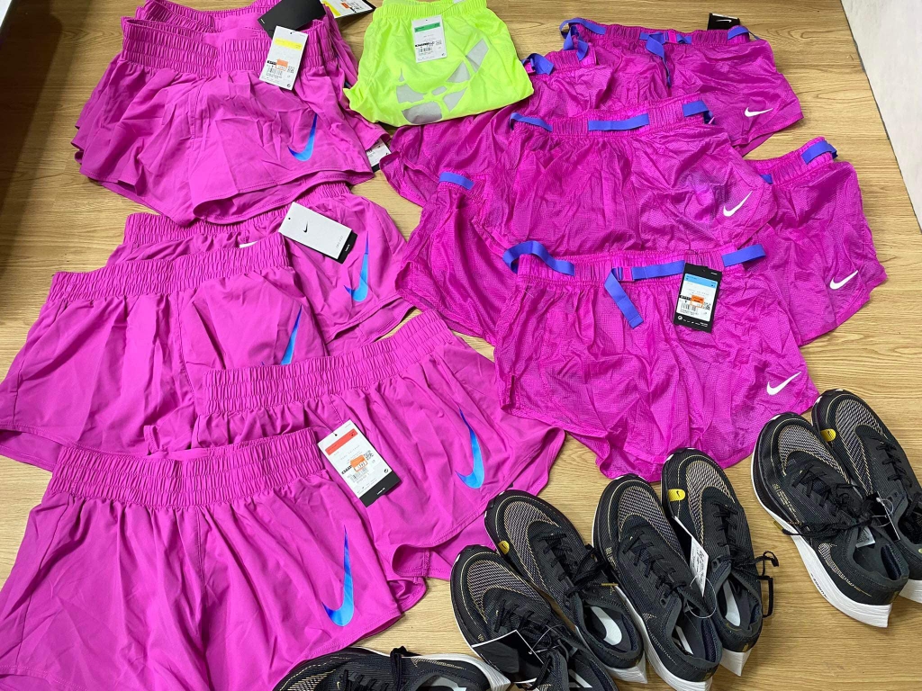 Quần hồng Nike