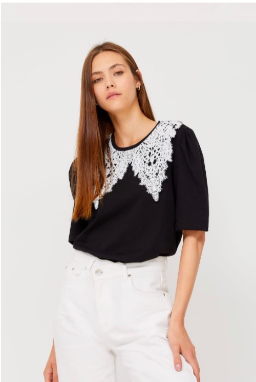 Áo đen cổ ren trắng Stradivarius