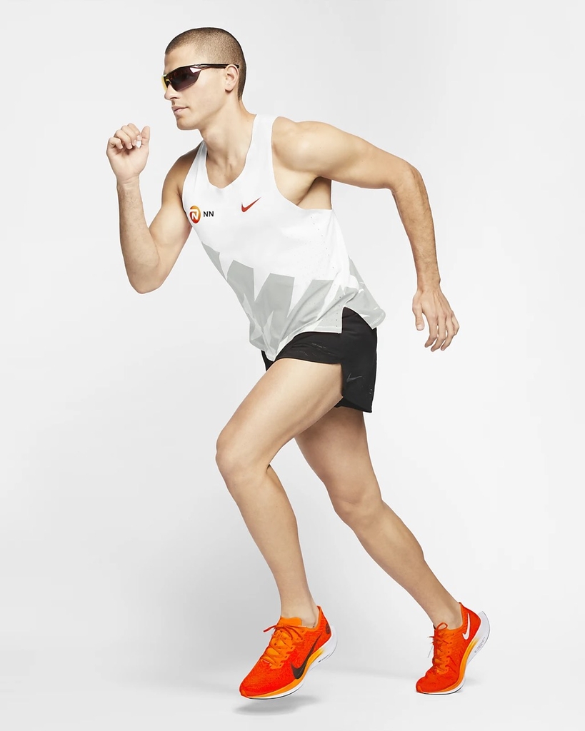 Áo chạy Nike trắng