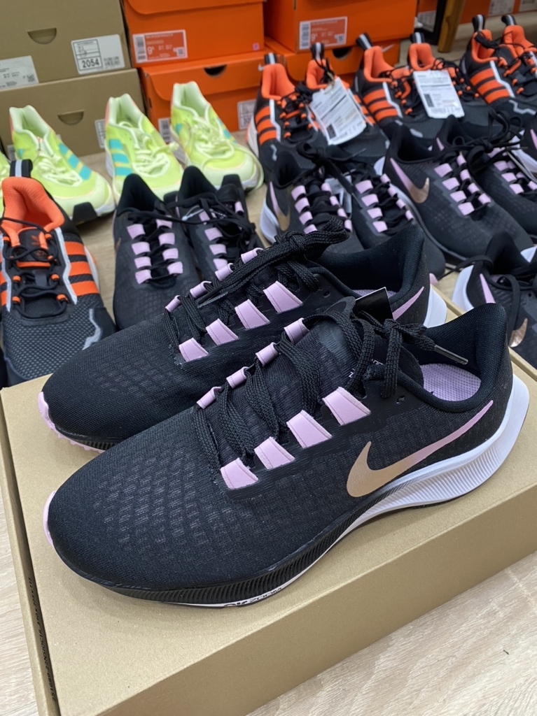 Pegasus 37 nữ đen