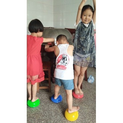 Cầu gai massage chân hỗ trợ bàn chân bẹt, giúp bé có gam bàn chân tốt (CGBC01)