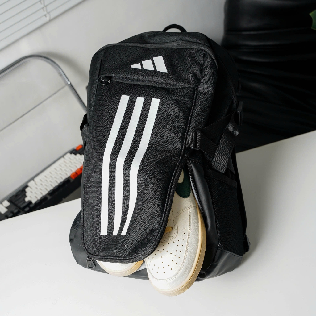 DR Essentials 3-Stripes Performance.