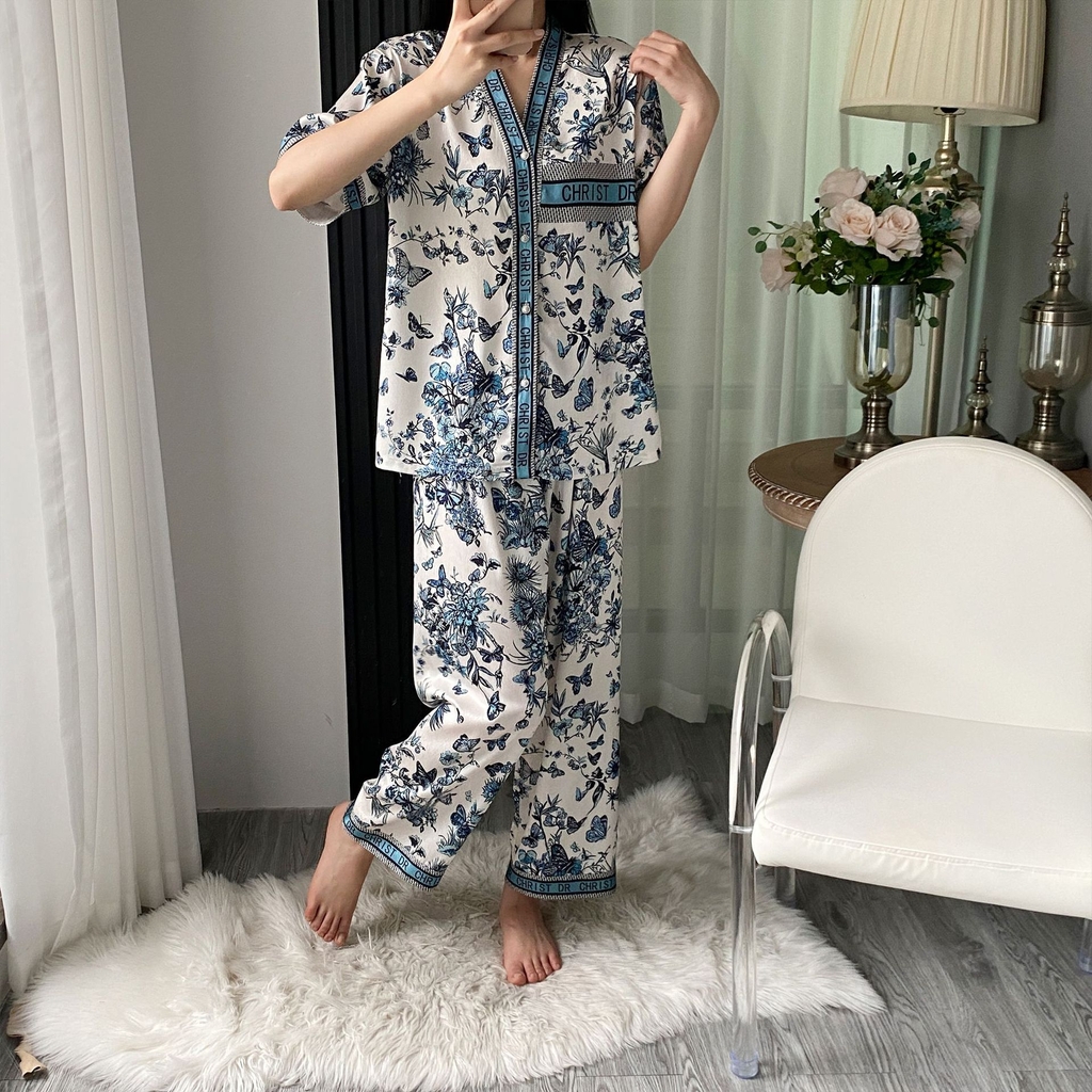 : Đồ ngủ Pijama lụa cao cấp 3 món họa tiết xanh hoàng gia sang trọng DN418240