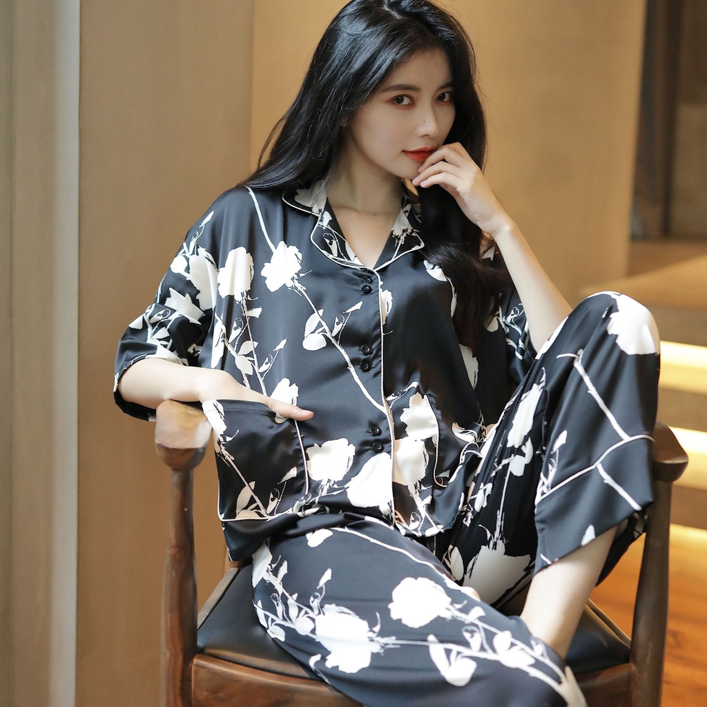 Đồ ngủ Pijama lụa băng  tay lỡ hàng hiệu họa tiết hoa hồng trắng đen DN423240
