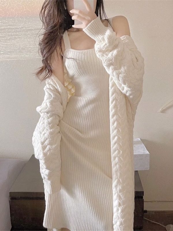 Set bộ váy và áo khoác dệt kim màu trắng váy len hai dây và áo khoác cardigan dáng dài D466240