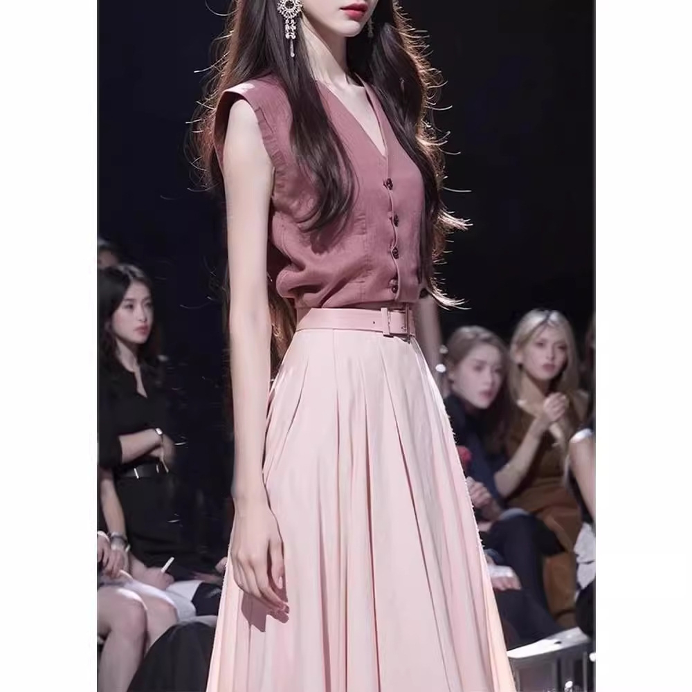 Set bộ Hồng áo ghile sát nách phối chân váy tương phản phong cách Hàn Quốc xu hướng D371240