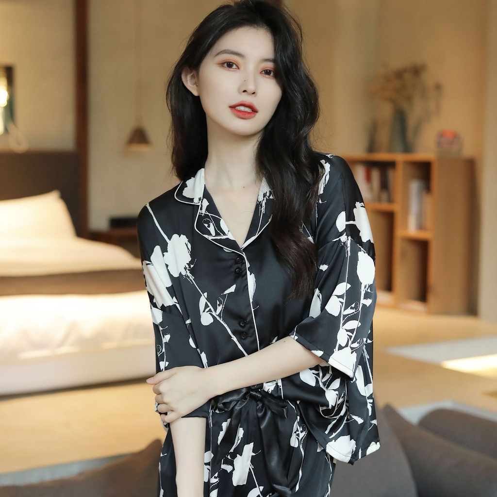 Đồ ngủ Pijama lụa băng  tay lỡ hàng hiệu họa tiết hoa hồng trắng đen DN423240