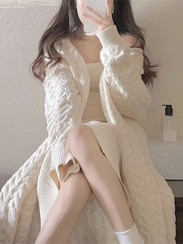 Set bộ váy và áo khoác dệt kim màu trắng váy len hai dây và áo khoác cardigan dáng dài D466240