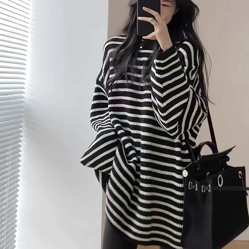 Áo len dệt kim dáng dài sọc trắng đen xu hướng thu đông D354240