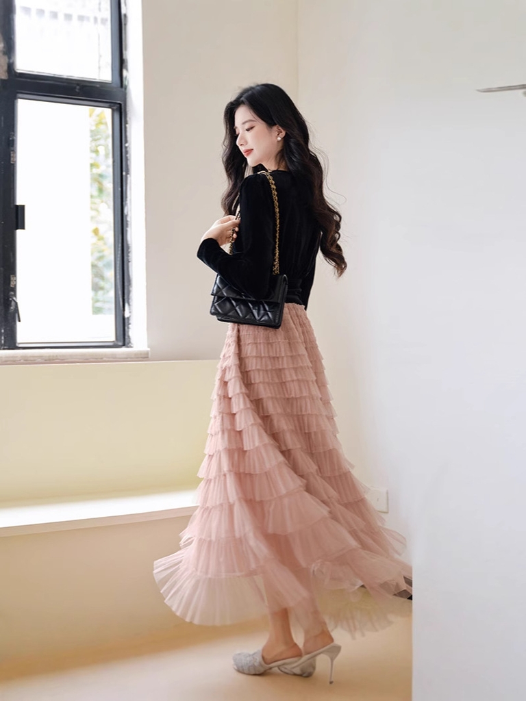 Set bộ áo nhung đen dài tay và chân váy hồng xếp tầng voan lưới phong cách Hàn Quốc D676240