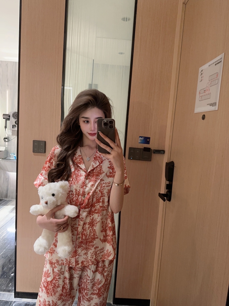 Đồ ngủ Pijama lụa xước hàng hiệu cộc tay Họa tiết sơn dầu đỏ DN406240