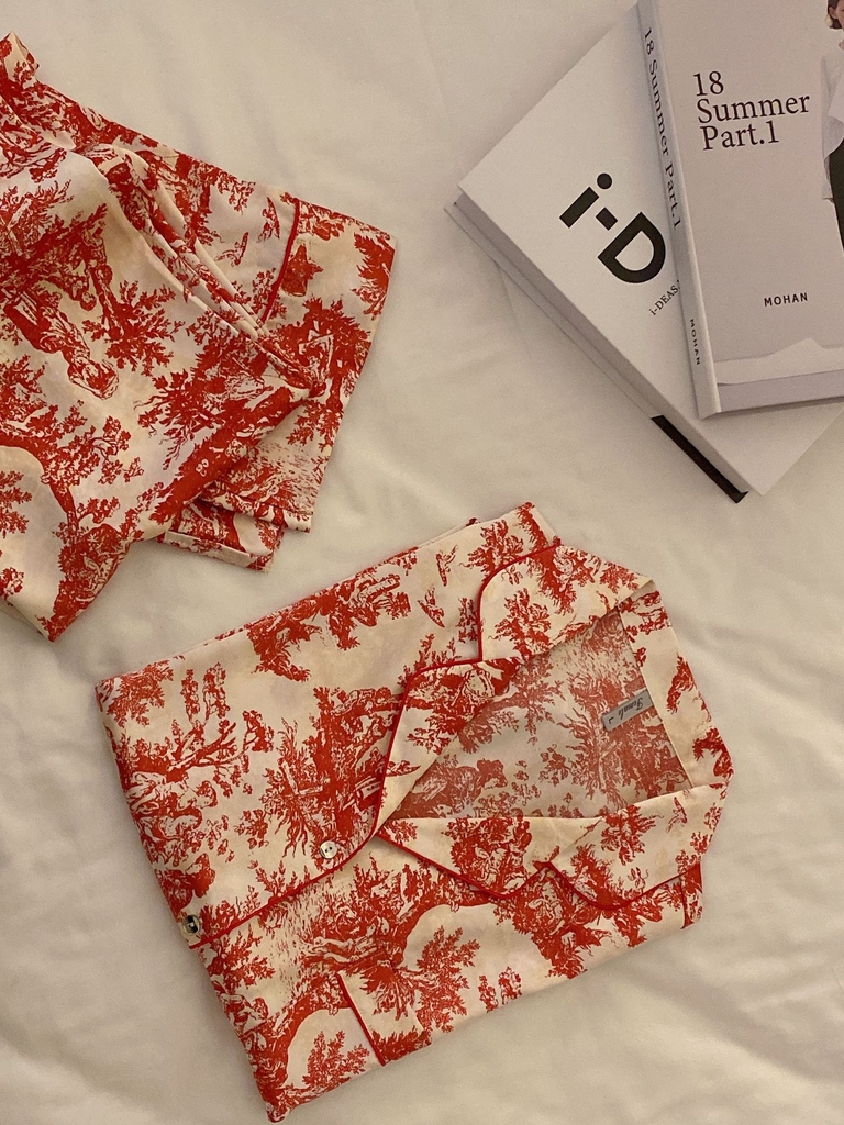 Đồ ngủ Pijama lụa xước hàng hiệu cộc tay Họa tiết sơn dầu đỏ DN406240