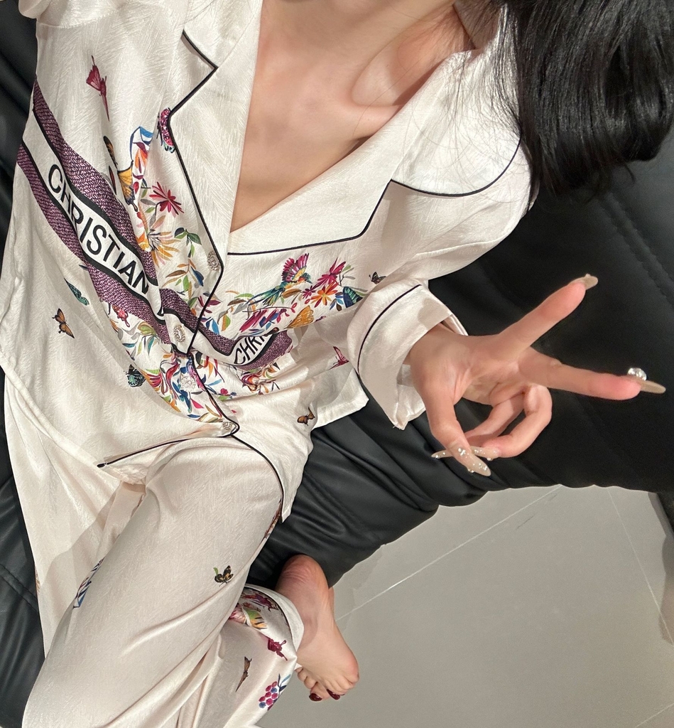 Đồ ngủ Pijama lụa xước hàng hiệu cộc tay Trắng viền đen họa tiết hoa DN405240