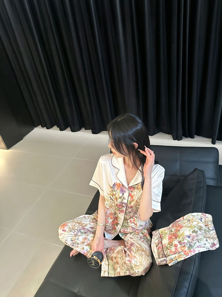 Đồ ngủ Pijama lụa xước hàng hiệu cộc tay họa tiết Hoa Lá DN403240