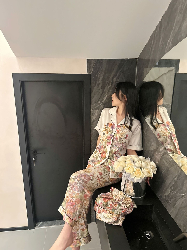 Đồ ngủ Pijama lụa xước hàng hiệu cộc tay họa tiết Hoa Lá DN403240