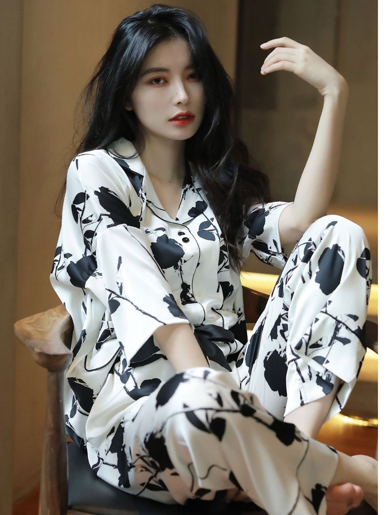 Đồ ngủ Pijama lụa băng  tay lỡ hàng hiệu họa tiết hoa hồng trắng đen DN423240