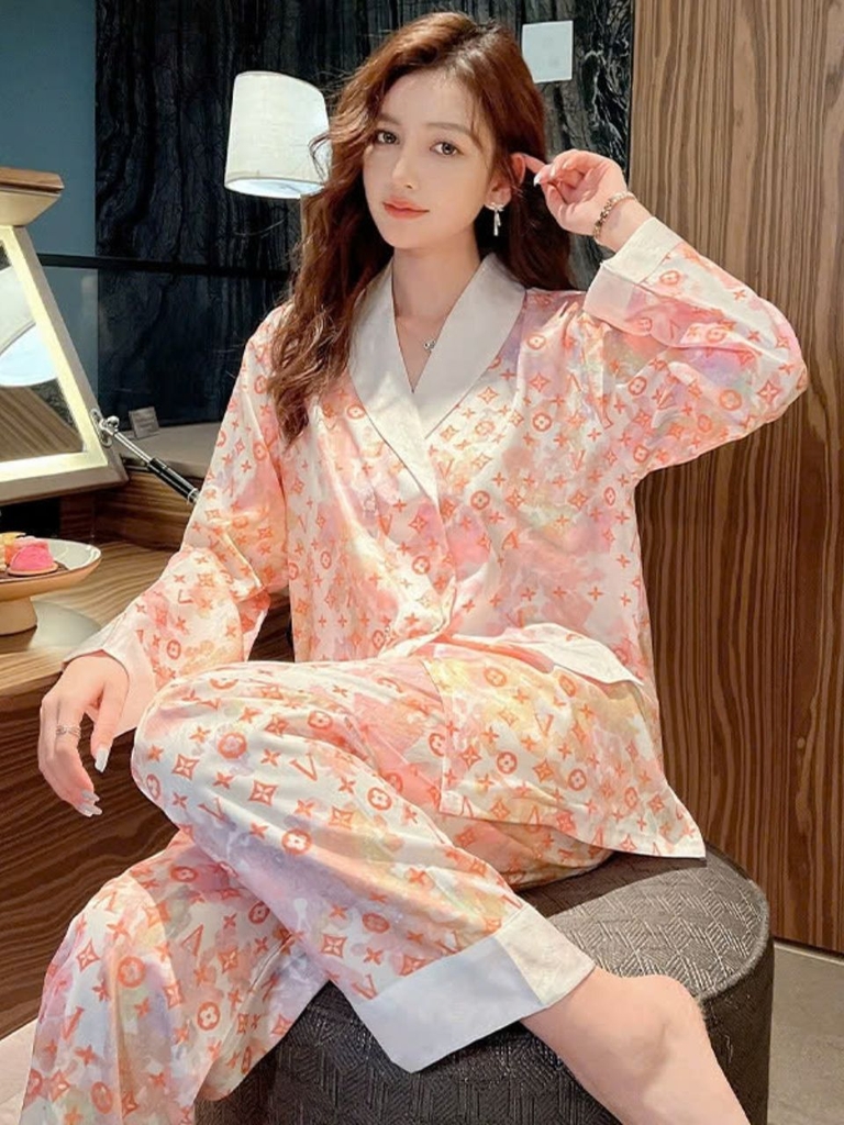 Bộ đồ ngủ lụa băng cho nữ xuân thu, tay dài mỏng, quần dài in họa tiết DN128250