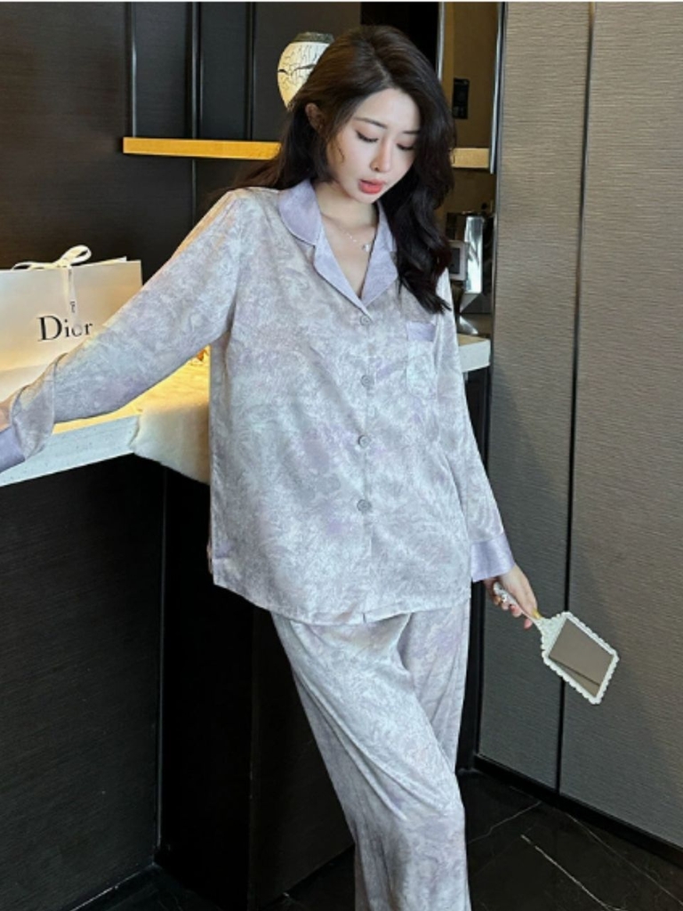 Bộ đồ ngủ cao cấp nữ, vải satin lụa lạnh, dài tay in họa tiết tím, khí chất, mặc nhà sang trọng DN1652501