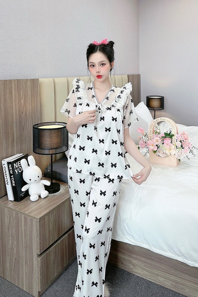 Đồ ngủ Pijama hàng hiệu form dài lụa cao cấp hottrent Trắng họa tiết nơ đen DN114240