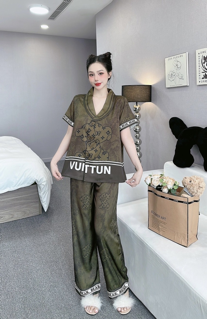 Đồ ngủ Pijama hàng hiệu form dài lụa cao cấp hottrent Rêu họa tiết gấu LV DN123240