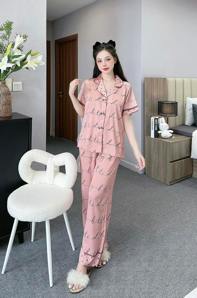 Đồ ngủ Pijama hàng hiệu form dài lụa cao cấp hottrent Hồng họa tiết chữ kí DN148240