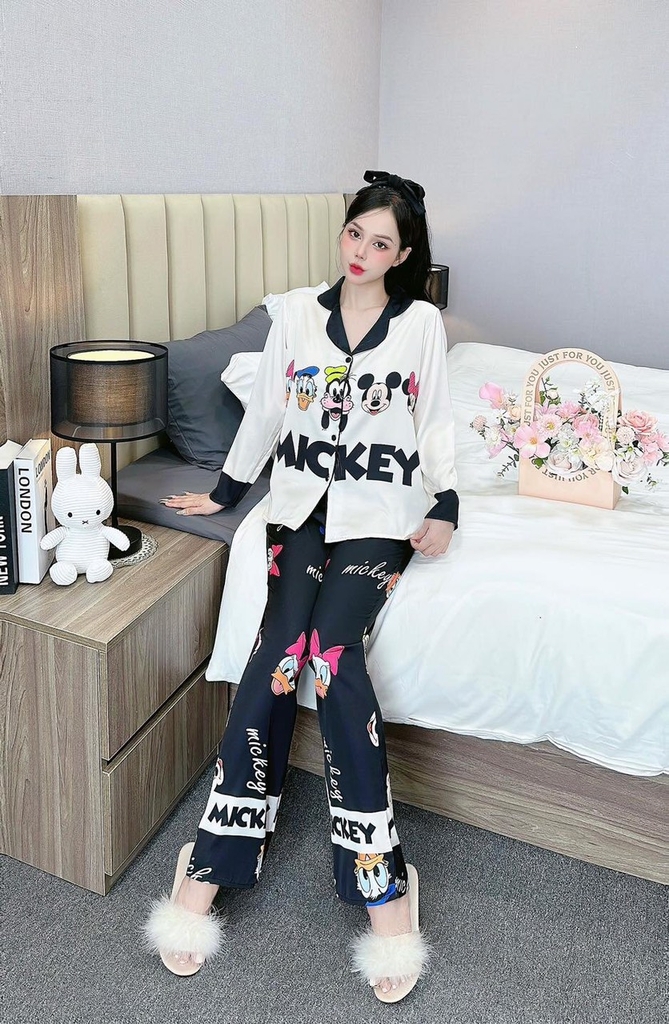 Đồ ngủ Pijama hàng hiệu form dài lụa cao cấp hottrent Đen phối trắng Họa tiết Mickey DN185240