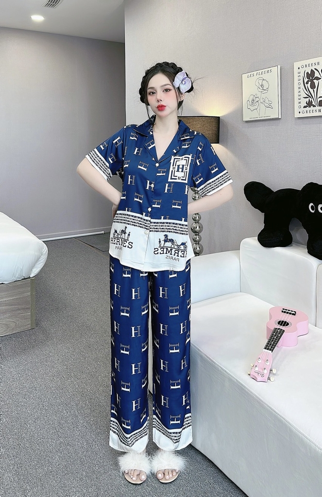 Đồ ngủ Pijama hàng hiệu form dài lụa cao cấp hottrent Xanh phối chử HM DN208240