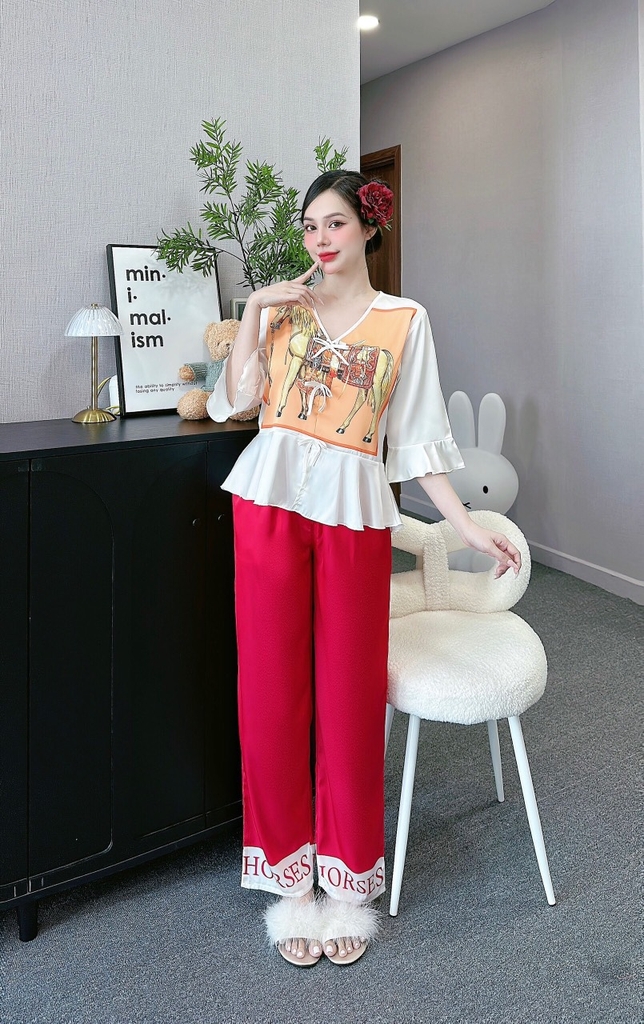 Đồ ngủ Pijama hàng hiệu form dài lụa cao cấp hottrent Trắng phối đỏ hoạt tiết Ngựa vàng DN203240