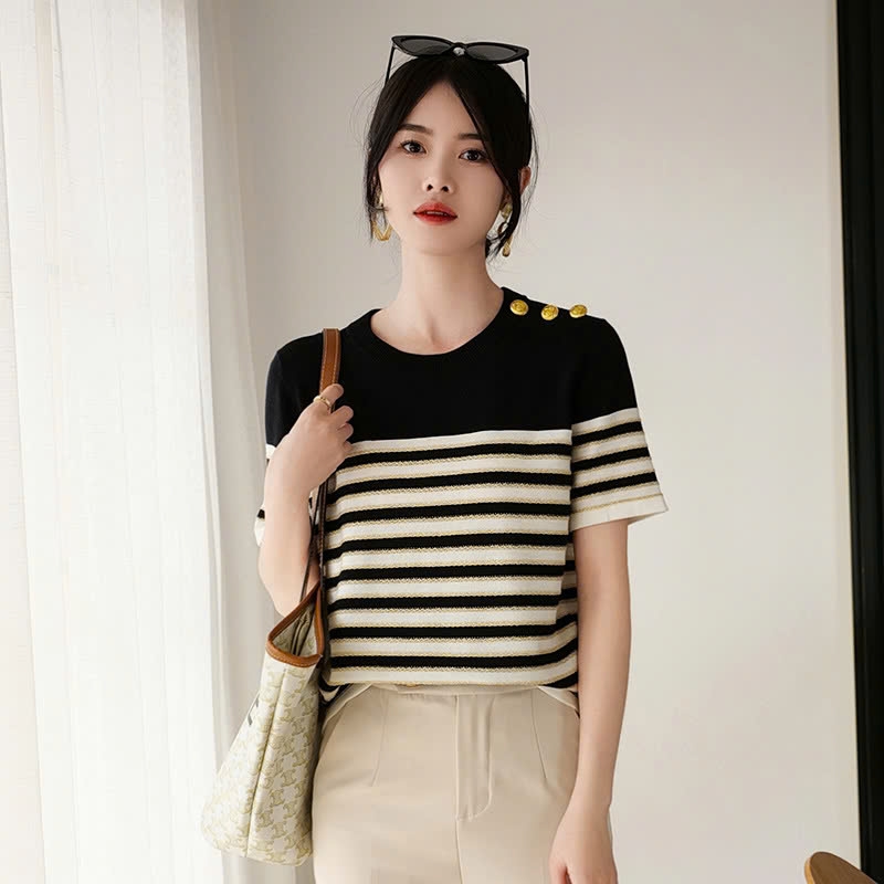 Áo Thun Sọc Dệt Kim Cổ Tròn Đính Cúc Phong Cách Hàn Quốc D459240