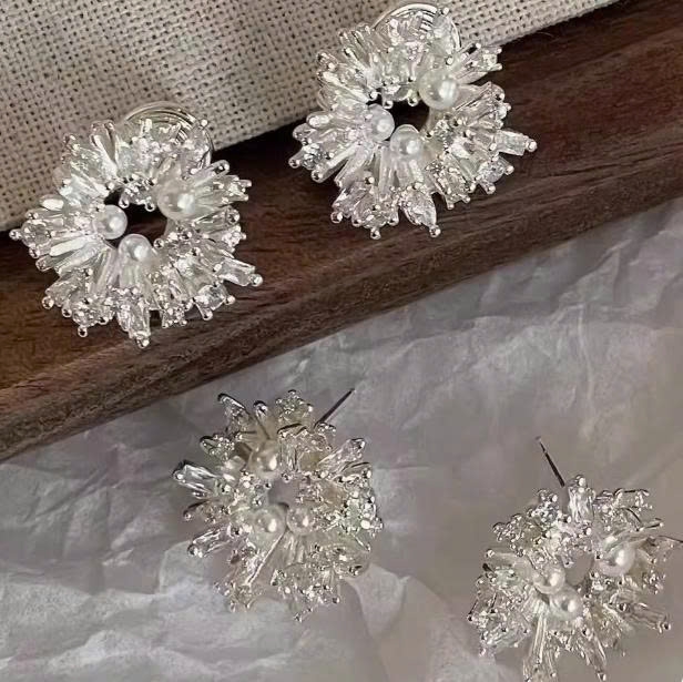 HOA TAI NGỌC TRAI MẶT TRỜI ZIRCON – TINH TẾ ĐẾN TỪNG CHI TIẾT TS124250