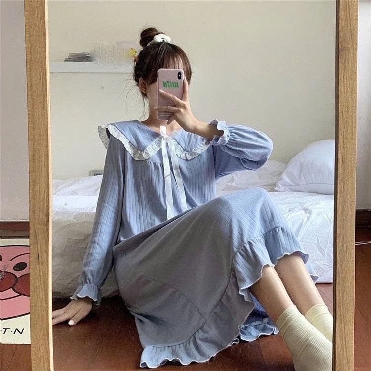 👑 Bộ đồ ngủ nữ tay dài phong cách tiên nữ Hàn Quốc – cổ búp bê, dáng dài qua gối, siêu dễ thương DN173250