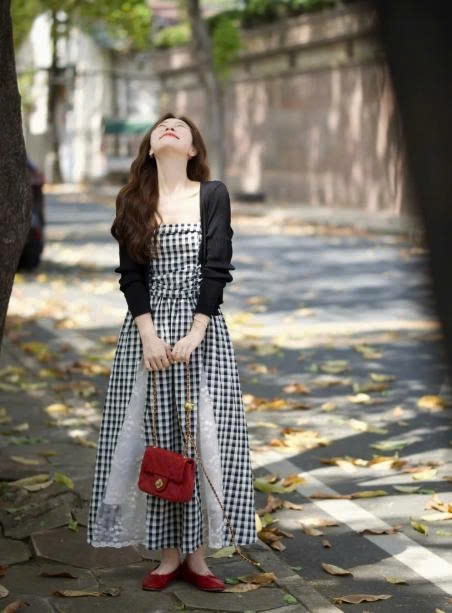 Bộ trang phục phong cách Hàn Quốc 2025 Áo khoác cardigan váy kẻ caro phối ren hai dây D185250
