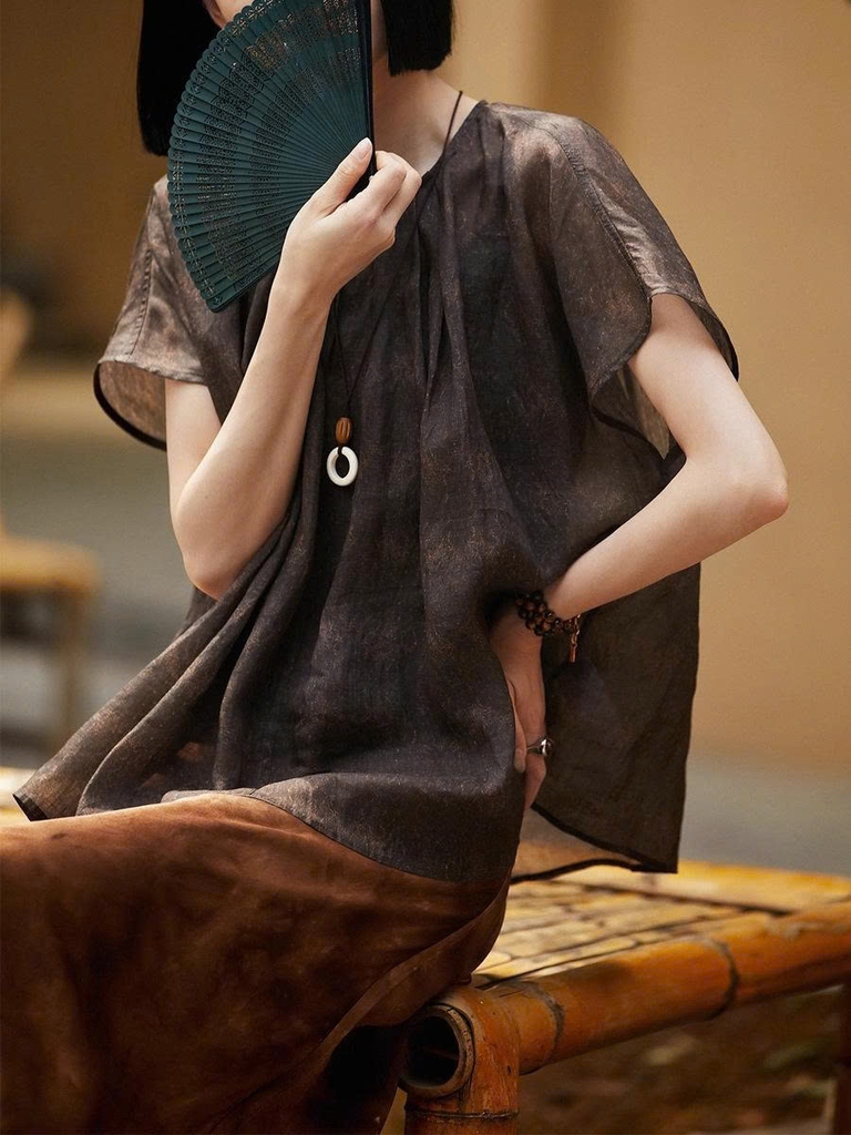 Áo sơ mi nữ tay ngắn cổ tròn họa tiết độc đáo – Mùa hè 2025 D228250