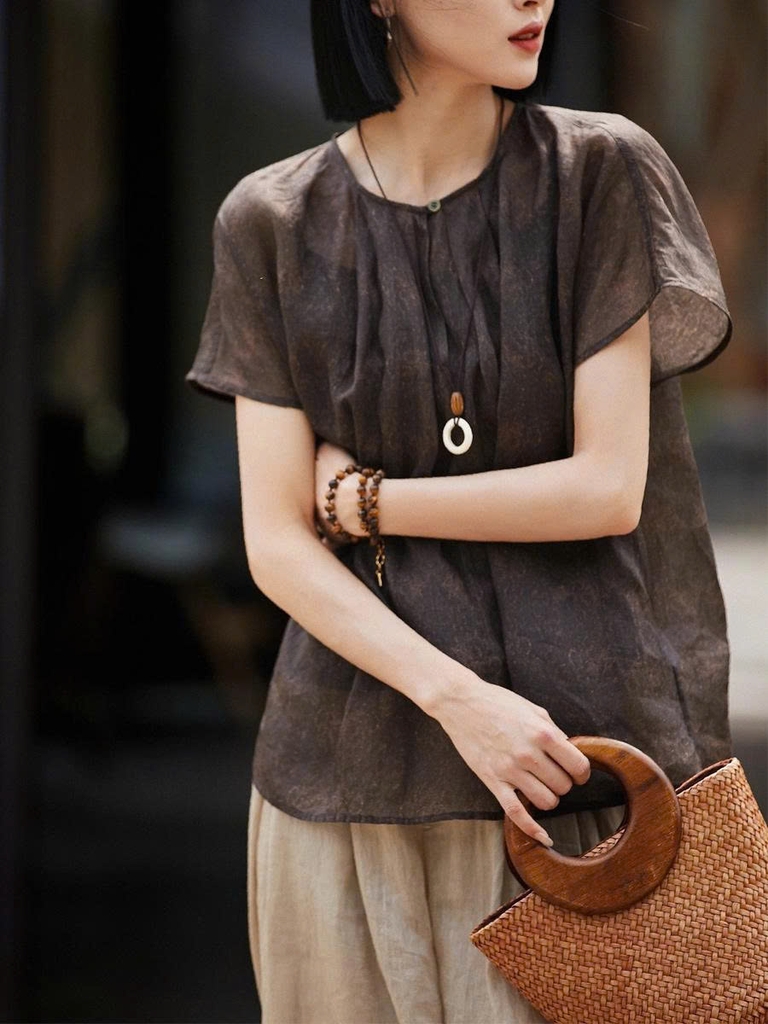 Áo sơ mi nữ tay ngắn cổ tròn họa tiết độc đáo – Mùa hè 2025 D228250