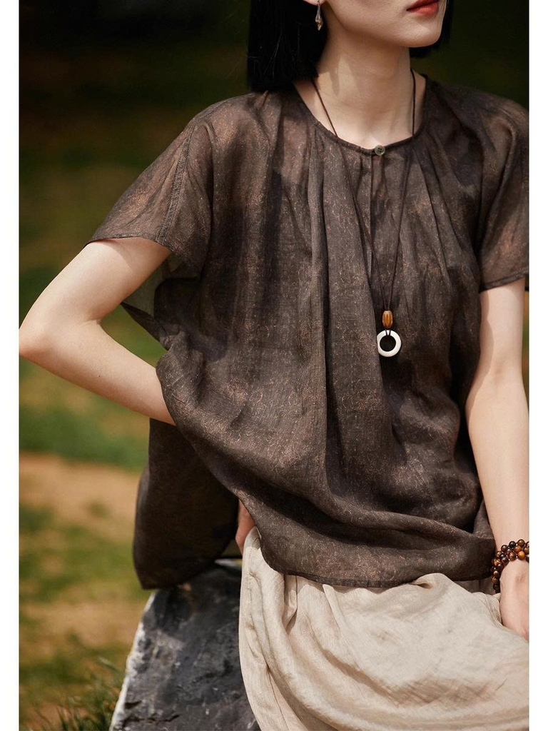 Áo sơ mi nữ tay ngắn cổ tròn họa tiết độc đáo – Mùa hè 2025 D228250